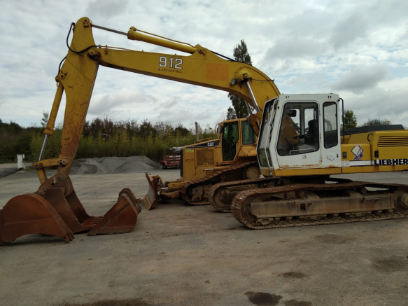 Dcnm Negoce Materiel Agricole Et Btp A Nantes LIEBHERR 1