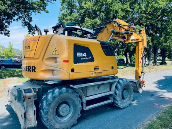 Dcnm Negoce Materiel Agricole Et Btp A Nantes LIEBHERR
